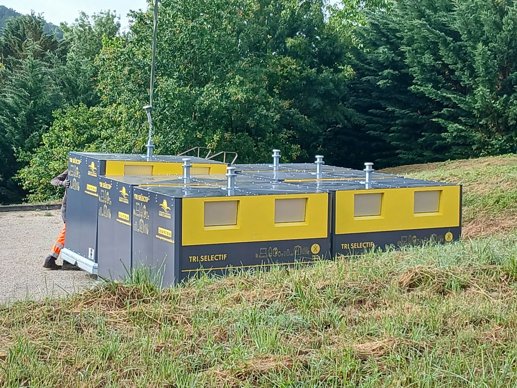 Livraisons des nouvelles colonnes de tri sélectif