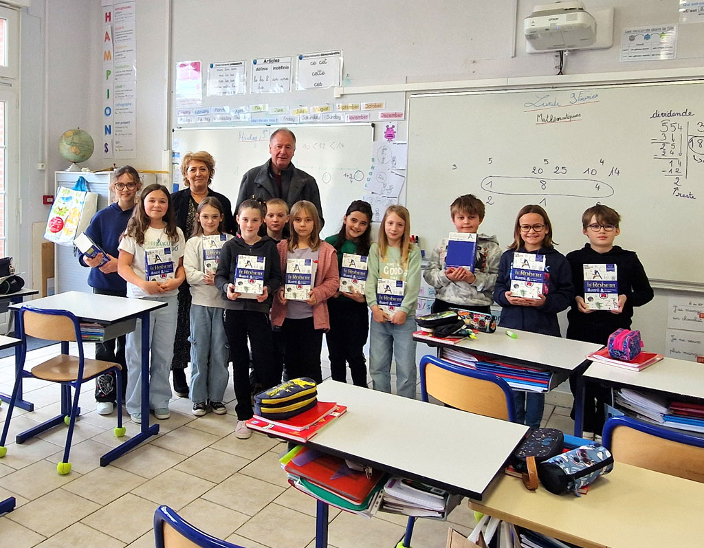 Enfants de la classe de Molières lors de la distribution des dictionnaires