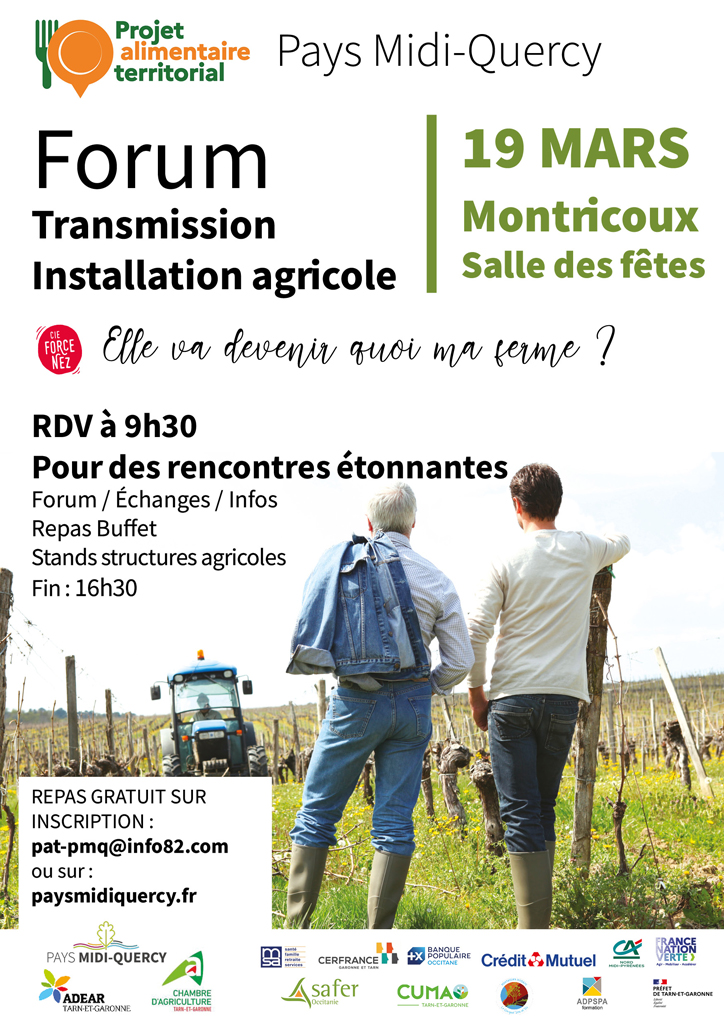 Agriculteurs de dos face à un champ