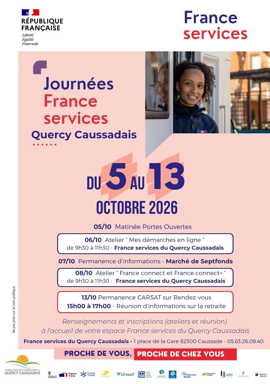Dame qui regarde à travers une porte
