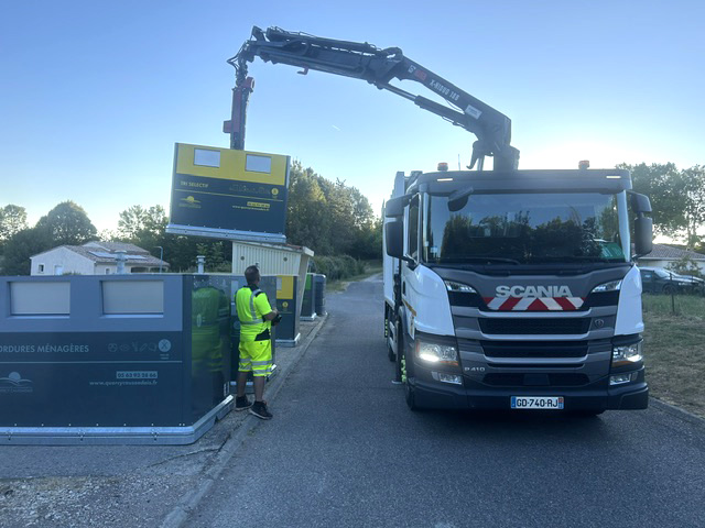 Camion grue qui récupère un des containers de la nouvelle collecte