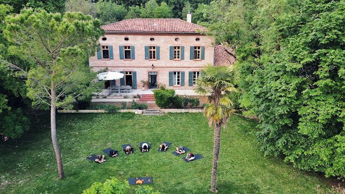 Maison de maitre dans un parc arboré.