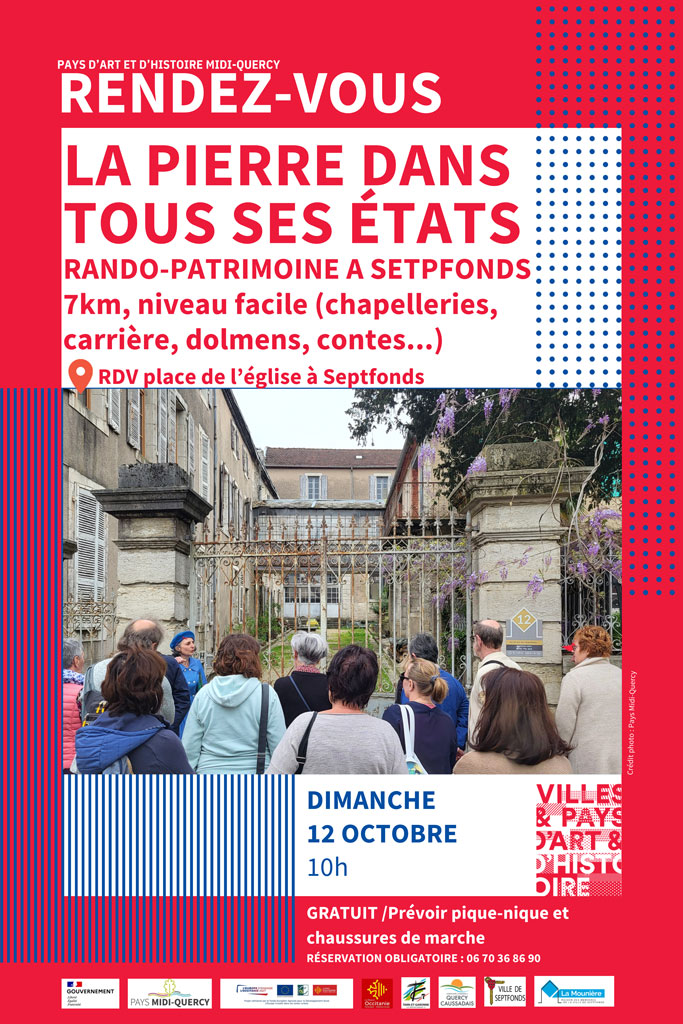 Groupe de personnes de dos face à une vieille batisse.