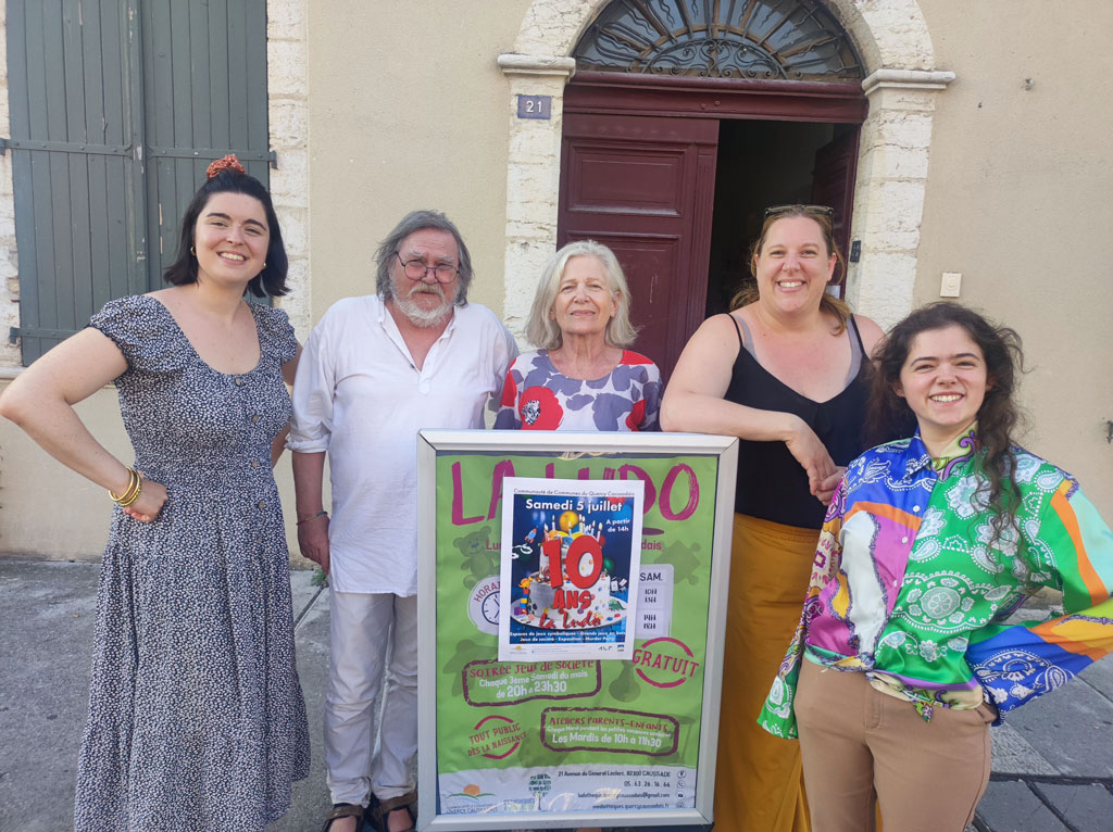 4 dames et un monsieur derrière l'affiche de l'anniversaire de la ludothèque