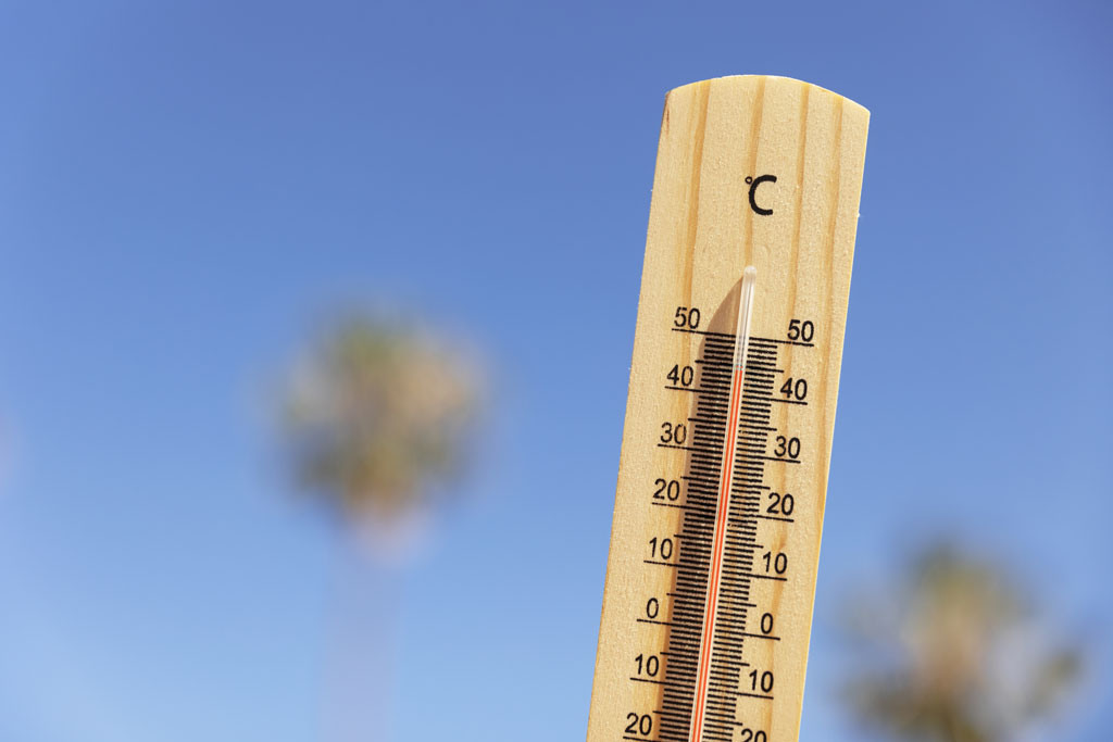 Thermomèetre sur fond de ciel bleu