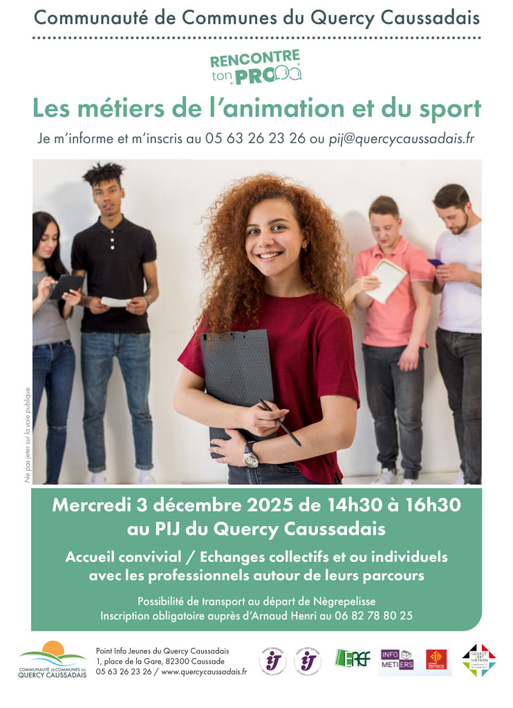 Adolescents avec des affaires de cours, classeurs, cahiers...