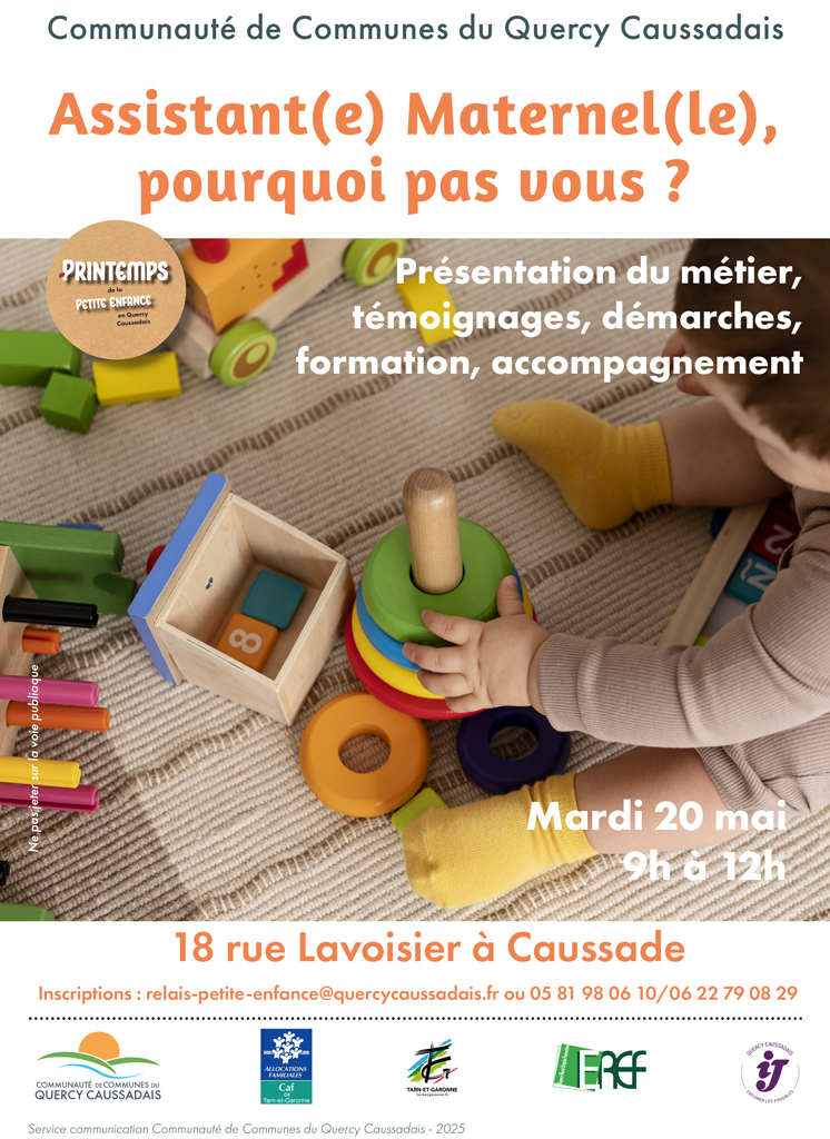 Enfant qui joue sur un tapis avec plein de jouets colorés.
