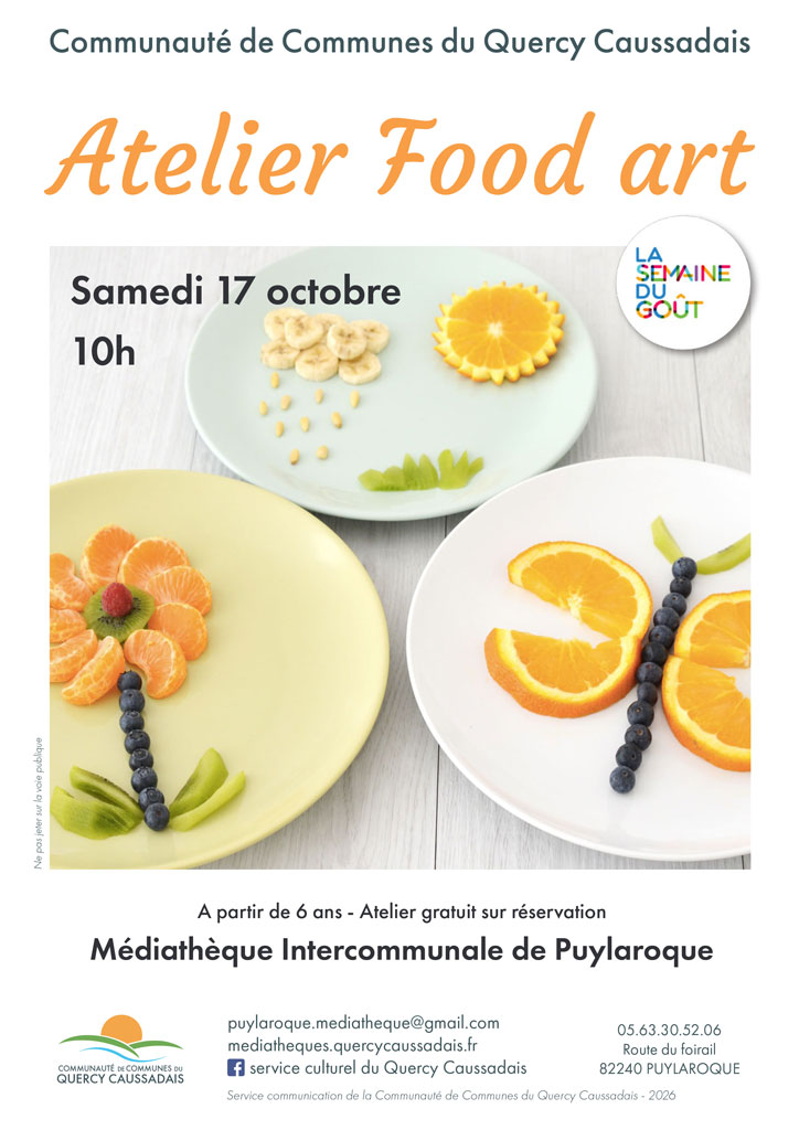 Assiette avec des fruits coupés et disposés en formes d'insectes, de fleurs.