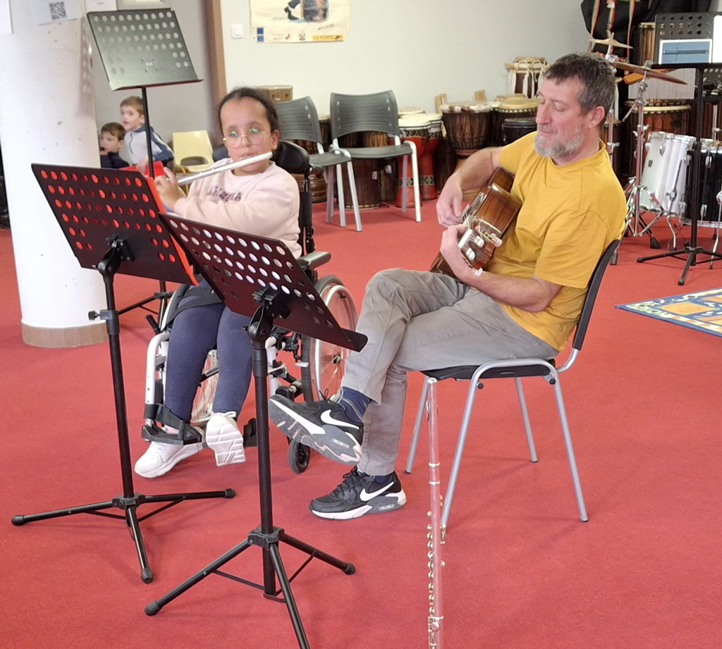 Jeune fille et un guitariste