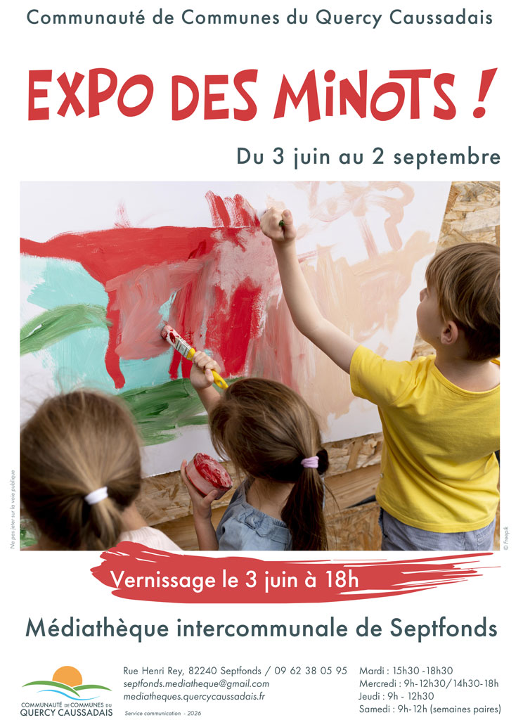 Enfants qui font de la peinture