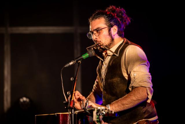Artiste Le Barda qui joue de l'harmonica