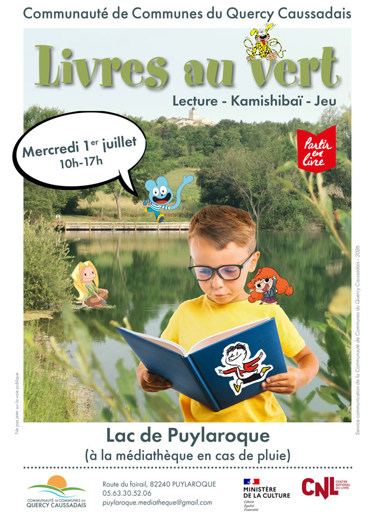 Jeune garçon qui lit un livre dans la nature