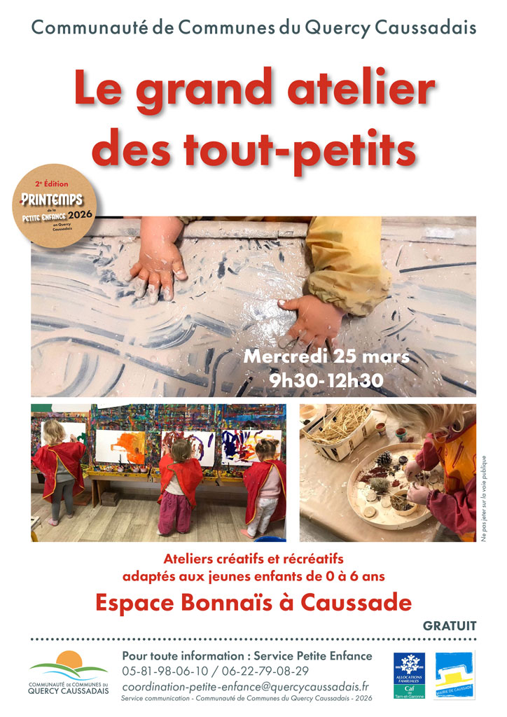 Mains d'enfants dans l'argile