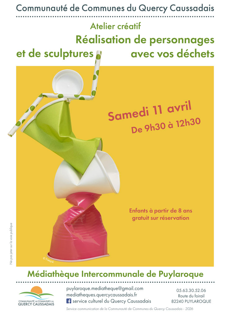 Sculpture en gobelets plastiques colorés