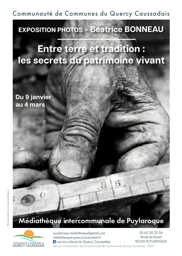 Main en gros plan en noir et blanc