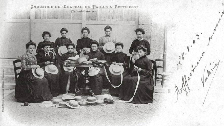 Groupe de femmes sur une photo ancienne en noir et blanc