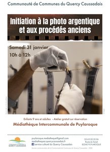 Mains qui suspendant des pellicules photo à des fils tendus.