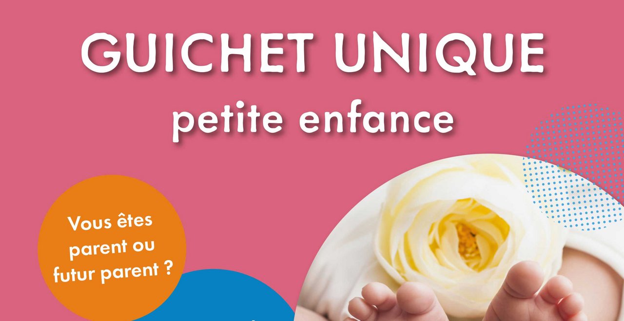 Petits pieds de bébé avec une fleur