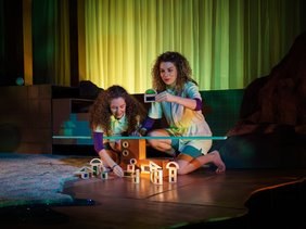Deux femmes jouent au jeu de construction.