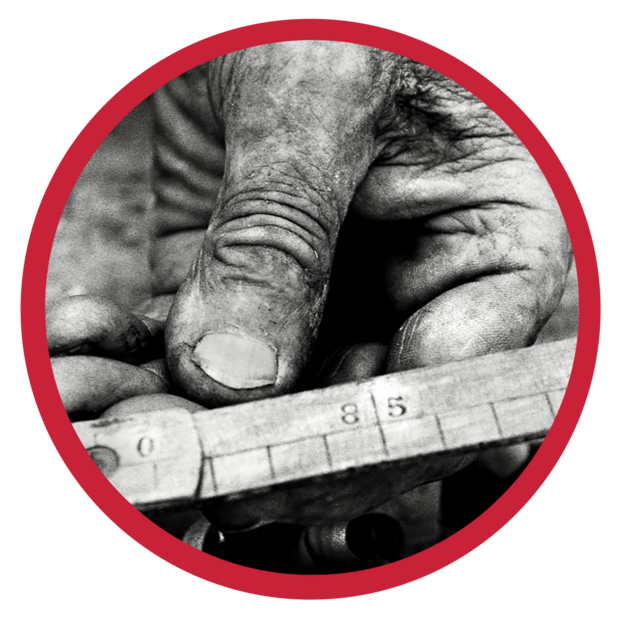 Photo en noir et blanc de doigts qui tiennent une règle.