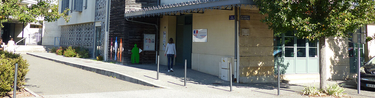 Entrée du bâtiment France services Caussade