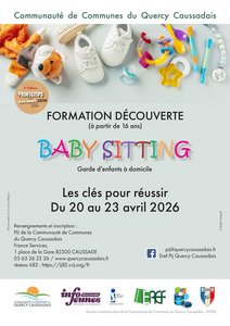 Chaussons de bébé, peluche renard sur fond gris
