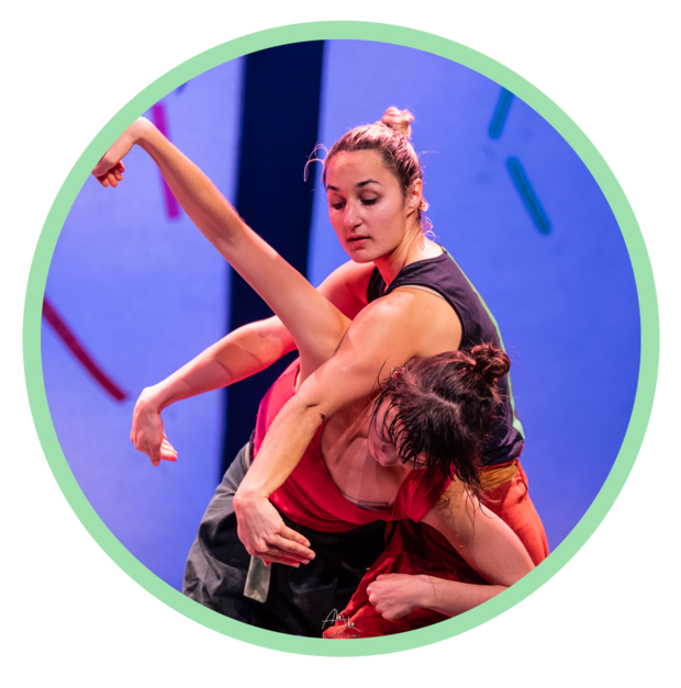 Deux danseuses sur fond violet