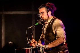 Artiste Le Barda qui joue de l'harmonica