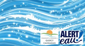 Eau bleue avec des vagues blanches