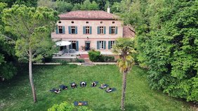 Maison de maitre dans un parc arboré.