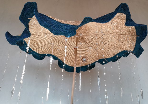 Parasol avec des perles qui pendent comme de la pluie