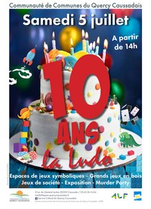 Gros gâteau d'anniversaire entouré de jouets