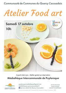 Assiette avec des fruits coupés et disposés en formes d'insectes, de fleurs.