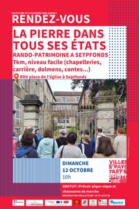 Groupe de personnes de dos face à une vieille batisse.