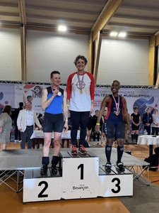 Angélique sur le podium avec la médaille d'or.
