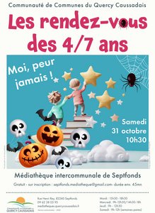 Enfants qui montent un escalier de livres avec des citrouilles, tête de squelette et toile d'araignée.