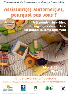 Enfant qui joue sur un tapis avec plein de jouets colorés.
