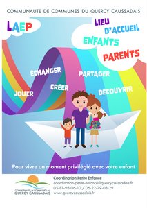 Parents avec enfants devant un arc en ciel