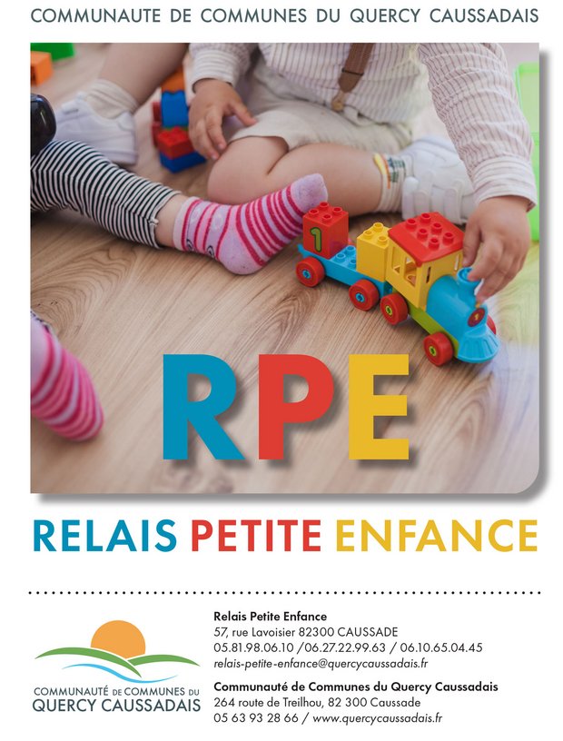 Mains d'enfants qui jouent avec un train en bois coloré