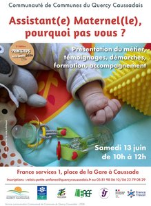 Main de bébé entourée de jouets