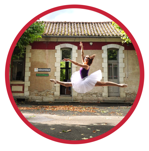 Danseuse en tutu devant la médiathèque de Septfonds