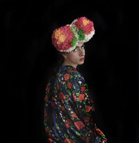 Saba Niknam présente sa coiffe Matyo colorée