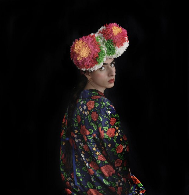 Saba Niknam présente sa coiffe Matyo colorée