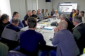 Entreprises et président autour de la table pour la signature