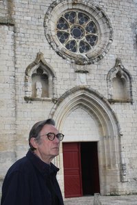 Claude Moureau devant la collégiale de Montpezat de Quercy