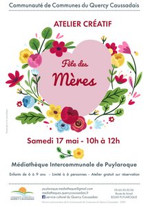 Gros coeur rose avec des fleurs autour.