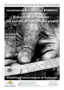 Main en gros plan en noir et blanc