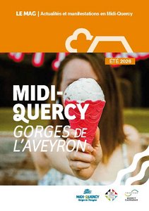 Jeune femme qui tend une glace